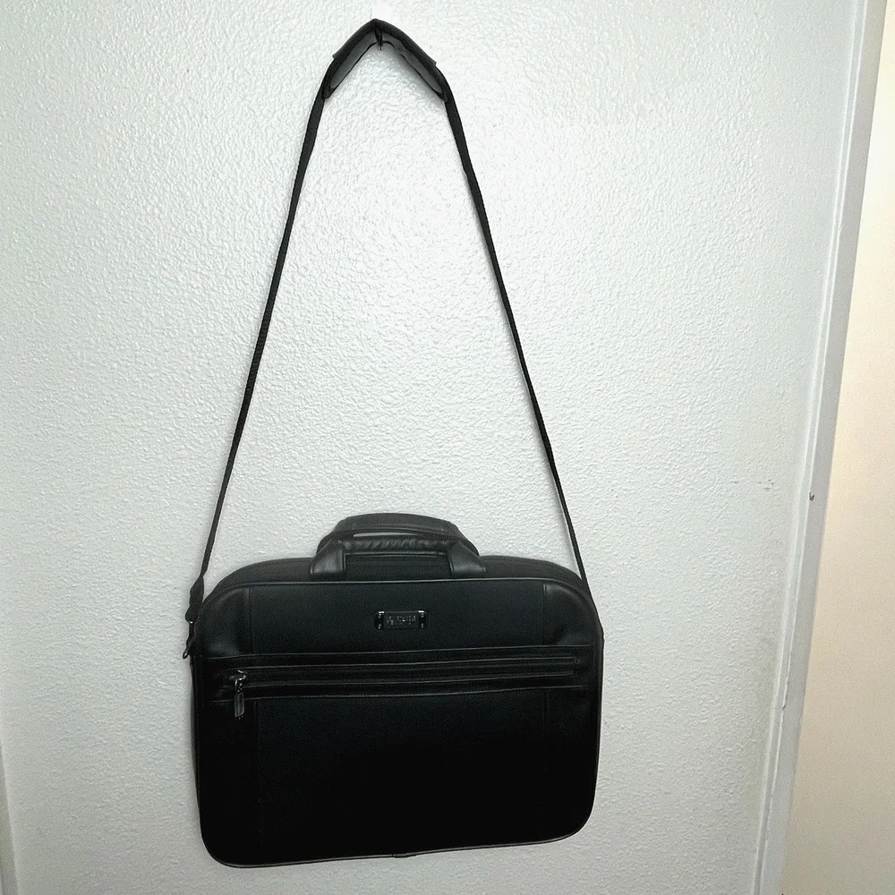 Kenneth Cole Reaction Black Soft Briefcase Messenger Bag Style 536390